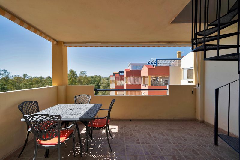 Foto 79058954-521b-4729-98e6-99f5c6cb6f7d. Ático penthouse living with sea views solarium atala... en Estepona