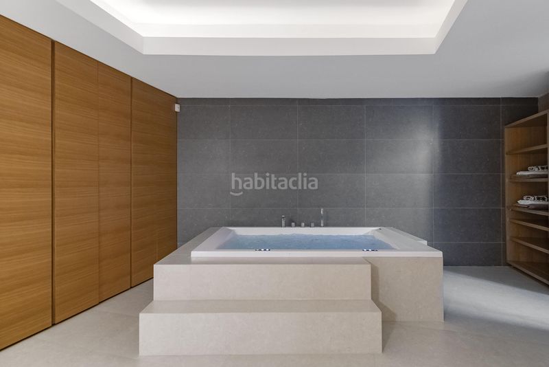 Foto eb422e5d-c502-45f6-869b-cee66b676aa4. Xalet amb aparcament piscina a Costabella Marbella