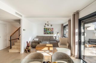 Casa adosada  14 urbanización dos hermanas ii. Design, privacy and elegance at agra residencial