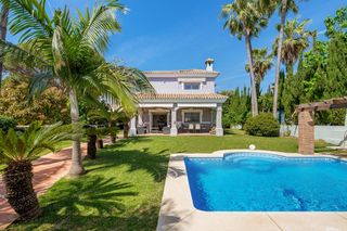 Chalet  44 calle pico del naranco. Excepcional villa mediterránea junto al golf atalaya