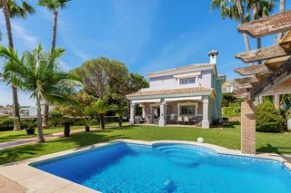 Chalet  44 calle pico del naranco. Excepcional villa mediterránea junto al golf atalaya