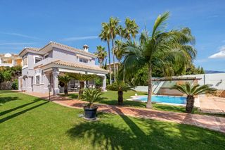 Chalet  44 calle pico del naranco. Excepcional villa mediterránea junto al golf atalaya