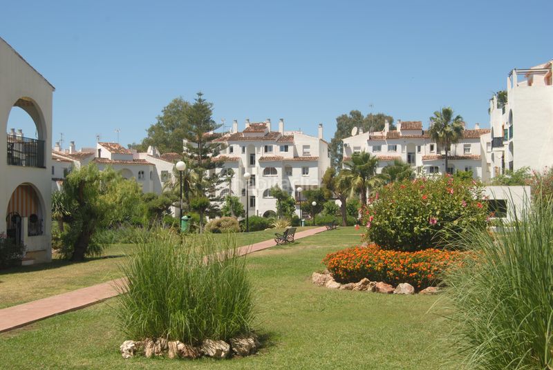 Foto fe943843-9534-4625-a5c5-eff714f94749. Àtic amb aparcament piscina a Nueva Atalaya Estepona
