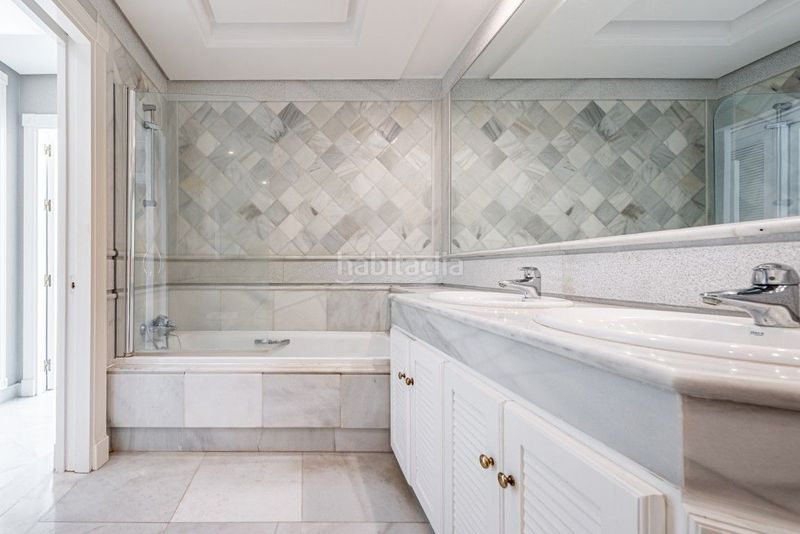 Foto a306fdd6-fade-4bb6-8a77-660c0dfc2be0. Apartament amb calefacció aparcament piscina a La Carolina - Guadalpín Marbella