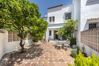 Casa adosada  2f avenida jos� mar�a gironella #casa 5. Spacious 4 bedroom townhouse with garden and pool in marbella ce