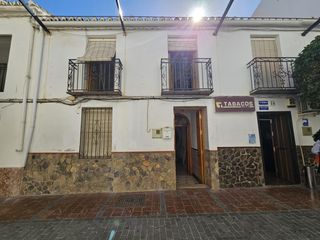Chalet  16 calle real #16. Encanto, espacio y potencial en el centro de el burgo