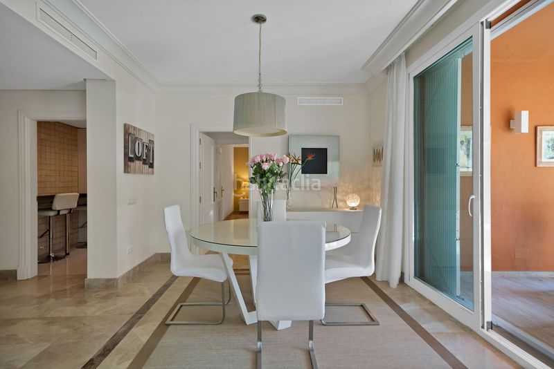 Foto 46df1764-8450-40d8-8d0e-3a7ea56eac56. Apartament amb calefacció aparcament piscina a Los Naranjos Marbella