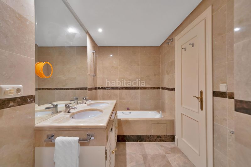 Foto 927b0bb9-64d2-410f-9cb1-76c7a8b9068a. Apartament amb calefacció aparcament piscina a Los Naranjos Marbella