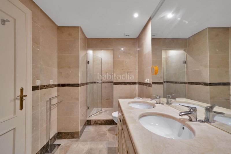 Foto cff5bc74-0e80-4531-a6c9-b86743ea54d2. Apartament amb calefacció aparcament piscina a Los Naranjos Marbella