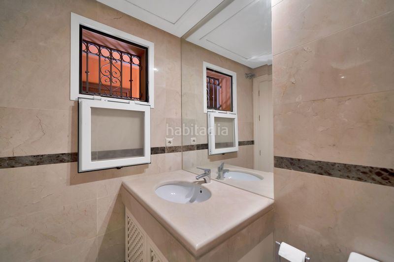 Foto e748fcd8-fdf5-499b-99a7-c9c3d5336a66. Apartament amb calefacció aparcament piscina a Los Naranjos Marbella