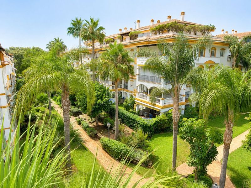 Foto 3e757295-25ce-4f60-88d8-89b406a9fdb4. Apartament amb aparcament piscina a La Dama de Noche - La Alzambra Marbella