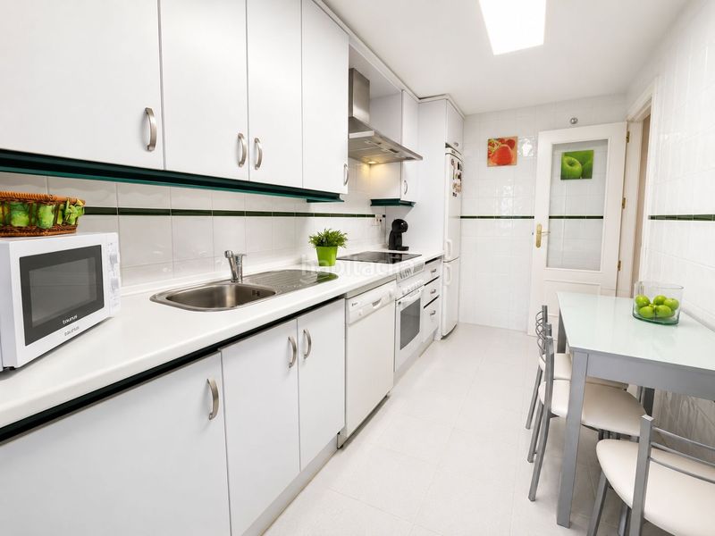 Foto b9a7e904-b491-421a-b4eb-f2422a50f18d. Apartament amb aparcament piscina a La Dama de Noche - La Alzambra Marbella
