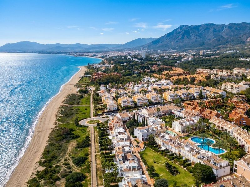 Foto 4b02bc50-1c0b-498c-b924-32034d7e5e52. Casa adossada amb aparcament piscina a bahía de Marbella Marbella