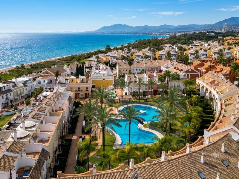 Foto c8354798-cbb5-4728-b2e0-170d5670bb17. Casa adossada amb aparcament piscina a bahía de Marbella Marbella