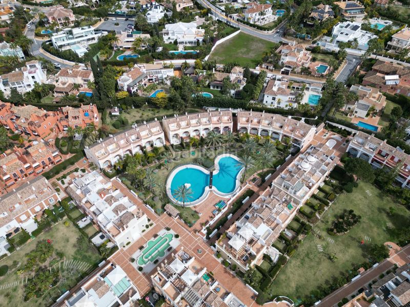 Foto d12e18d1-ba64-41a2-a08c-aa26add1dc06. Casa adossada amb aparcament piscina a bahía de Marbella Marbella