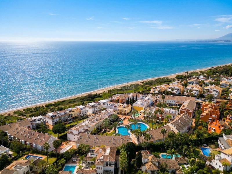 Foto f17adce5-ba9a-4d87-aff0-ab4c579109c8. Casa adossada amb aparcament piscina a bahía de Marbella Marbella