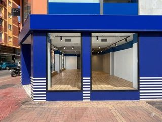 Alquiler Local Comercial  38 calle cuarteles #edificio mena planta baja. Local comercial en esquina  calle cuarteles!!