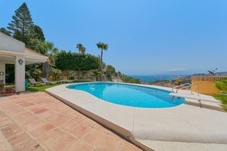Miete Chalet  5 calle chopera. Fantástica villa con espectaculares vistas a málaga