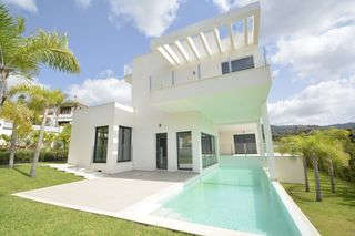 Chalet  Paseo del golf. A fantastic villa built in a contemporary style to...