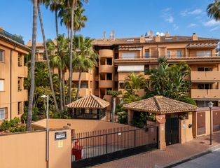 Rent Apartment  32 av jacaranda. Elegant beachside apartment in alicate playa, marbella east