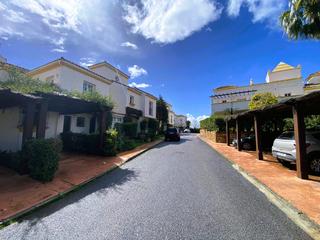 Maison à Coto de la serena 7. Casa en venta en new golden mile, 3 dormitorios.