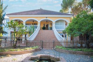 Chalet à Pinos de Alhaurín. Espaciosa villa con dos viviendas independientes, piscina y asce
