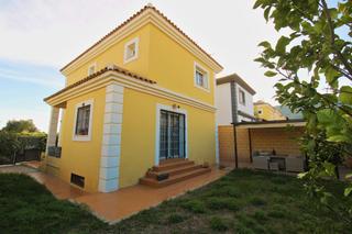 Chalet in Capellanía - Retamar. Chalet independiente en santa clara