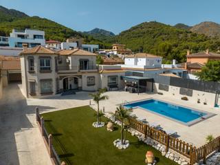 Chalet  Calle valle de abdalajís. Encantadora villa familiar con piscina y vistas en pinos de alha
