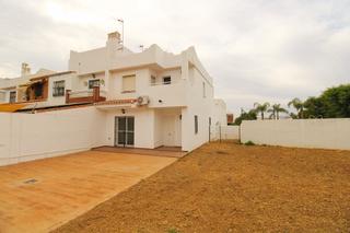 Rent Semi detached house in Capellanía - Retamar. Chalet adosado de esquina en alquiler en la ermita del cerro.