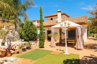 Chalet en Pinos de Alhaurn. Villa independiente con gran parcela y encanto natural en pinos