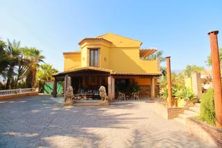 Chalet in El Romeral-Peñón de Zapata. Villa privada con jardín tropical, piscina y pozo propio