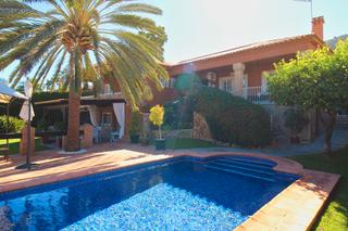 Chalet à Manantiales - Lagar - Cortijo. Fantástica villa unifamiliar, situada en urbanización muy tranqu