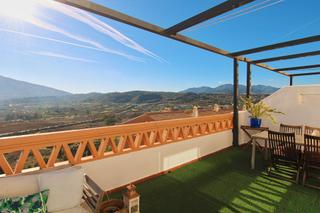 Reihenhaus in Coín. Espectacular casa en esquina con piscina, gran garaje y vistas p