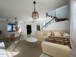 Casa en Alquería-Torrealquería. Espectacular casa reformada con piscina, jacuzzi y acabados de d