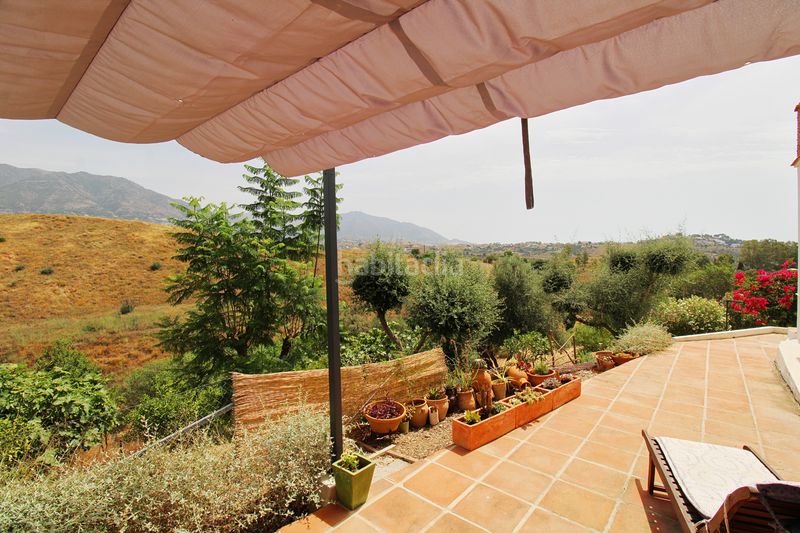 Foto 4982481f-2134-4254-b0c7-4556da1cc7a5. Masia amb xemeneia calefacció aparcament piscina a Mijas