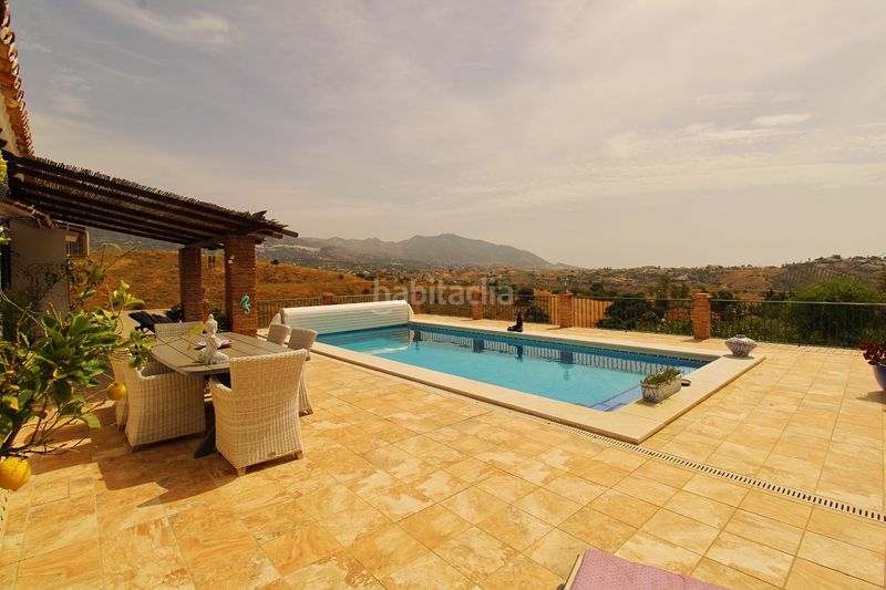 Foto 4e3b43fb-3d03-4658-8863-36f9c3e6b166. Masia amb xemeneia calefacció aparcament piscina a Mijas