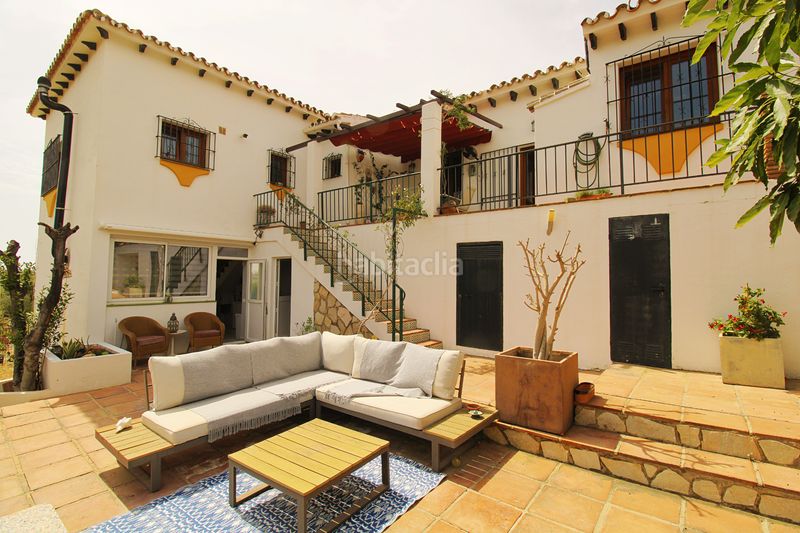 Foto a5c8bacb-30d6-4f43-acd8-b5105a104e6e. Masia amb xemeneia calefacció aparcament piscina a Mijas
