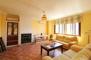 Rent Apartment in Jarazmin. Amplio apartamento de 3 dormitorios con patio, porche y azotea e
