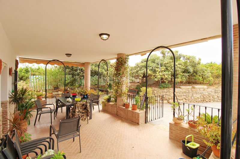 Foto 5d95e472-ca2b-481c-960e-2e43a1bd479a. Masia amb xemeneia calefacció aparcament a Alquería-Torrealquería Alhaurín de la Torre