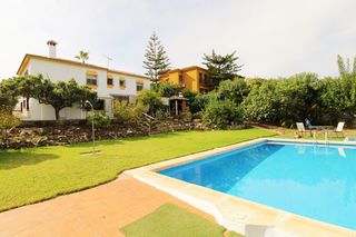 Lloguer Xalet a Pinos de Alhaurín. Amplia villa de 5 dormitorios con gran parcela y zona de barbaco
