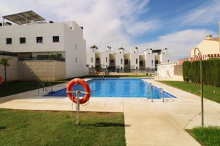 Lloguer Casa adossada a Capellanía - Retamar. Amplio adosado con patio, piscina comunitaria y semisótano en sa