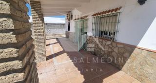 Masia  N/a. Casa en parcela con invernaderos y nave