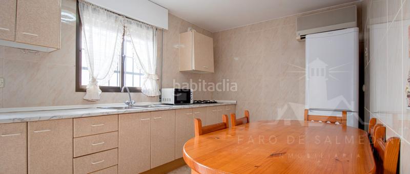 Foto c2348399-b274-40d1-85ef-501eab97a7a8. Casa pareada pareado con amplio patio y garaje en Chipiona