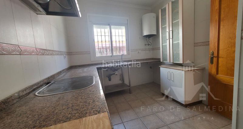 Foto 2a9986f0-6671-43a8-b8b0-bf3a3961b8ae. Casa adossada a Avenida de Rota Chipiona