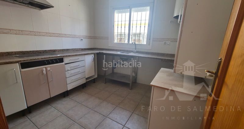 Foto 46896440-eb0a-4e6d-9af8-99d399e16c64. Casa adossada a Avenida de Rota Chipiona