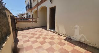 Casa adossada a Avenida de Rota. Duplex de 3 dormitorios y porche delantero