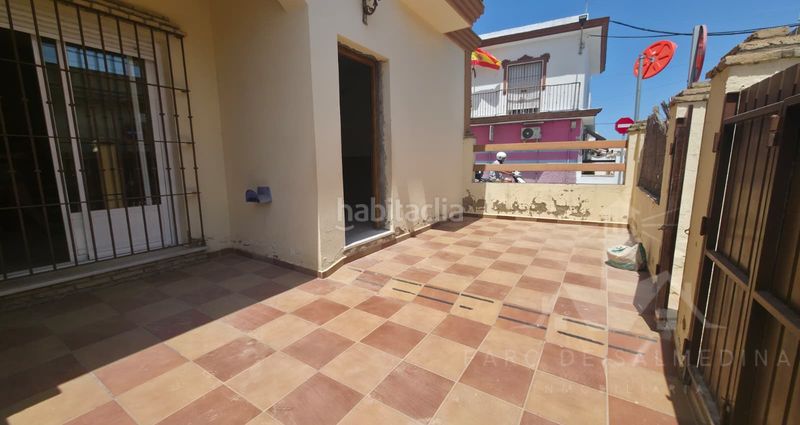 Foto f5c0f845-df89-41eb-bd54-bcb608133048. Casa adossada a Avenida de Rota Chipiona