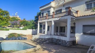 Haus in Loma de los Riscos. Villa independiente con piscina en montemar alto  exclusividad,