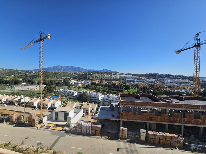 Foto 8c775daf-9320-4058-808e-5eedd4c6e734. Piso dúplex en la cala a pasos de todo con vistas laterales al mar en Mijas