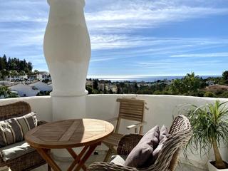 Piso en Calahonda. Costa del sol apartamento boutique con terraza y vistas al mar